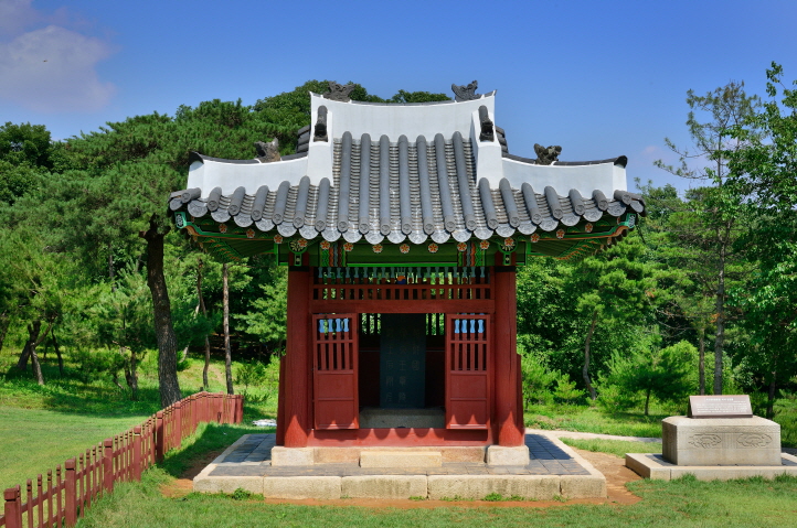 장릉의 비각 정면